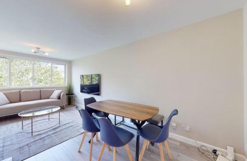 St. Johns Wood Apartamento | Canal view 2BD flat - Regents Park!