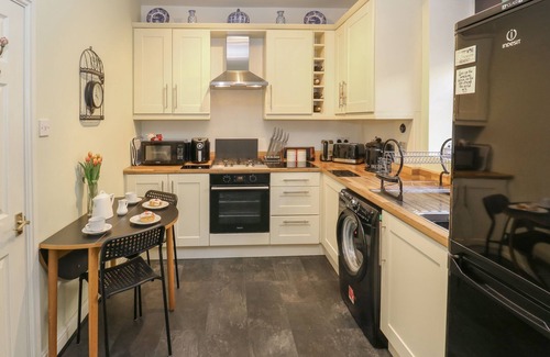 Kildwick Casa | CANAL VIEW COTTAGE, family friendly in Farnhill