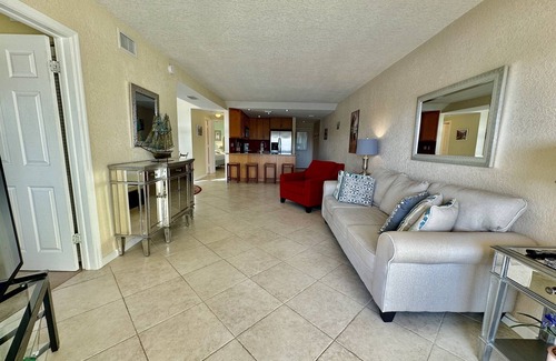 Capri Isle Condominio | Canal-View Gem w/ Pool in Treasure Island Paradise