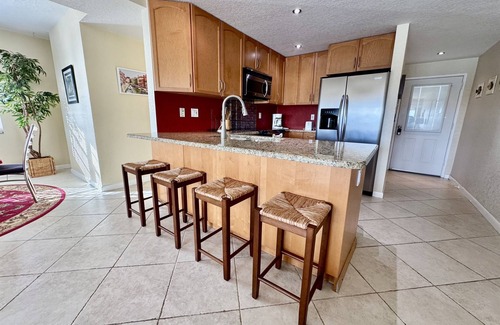Capri Isle Condominio | Canal-View Gem w/ Pool in Treasure Island Paradise