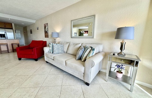 Capri Isle Condominio | Canal-View Gem w/ Pool in Treasure Island Paradise