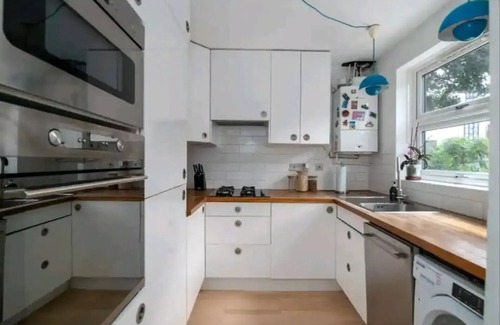 Camden Town Casa | Canal View House | 2BR with Garden & Parking