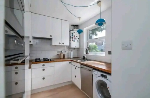 Camden Town Casa | Canal View House | 2BR with Garden & Parking