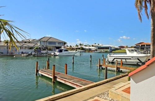 Halls Head Casa | Canal Villa & Jetty-dolphin Views Walk-beachtown