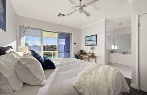 Halls Head Casa | Canal Villa & Jetty-dolphin Views Walk-beachtown