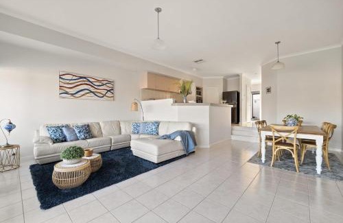 Halls Head Casa | Canal Villa & Jetty-dolphin Views Walk-beachtown