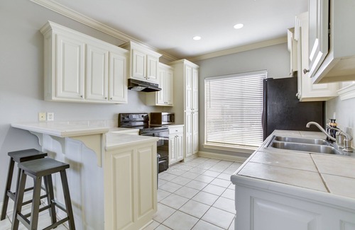South Baton Rouge Casa | Canalfront Baton Rouge Home w/ Patio: 6 Mi to LSU!