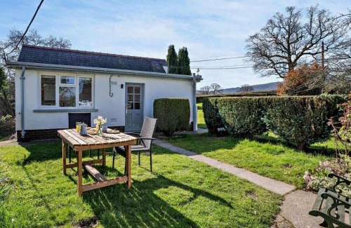 Llanover Casa | Canalside boathouse in the park