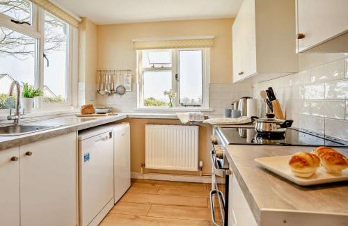 Llanover Casa | Canalside boathouse in the park