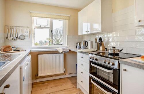 Llanover Casa | Canalside boathouse in the park