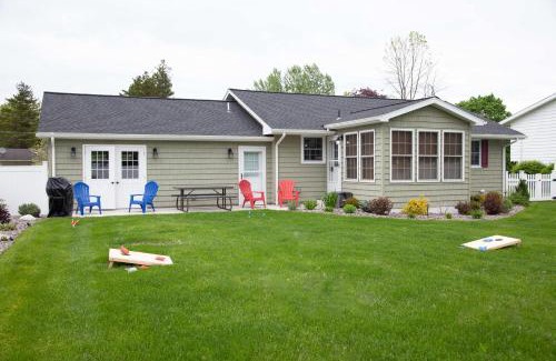 Waterloo Casa | Canalside Cottage 3BR Lake Access Dock Fire Pit