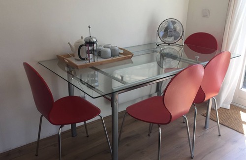 Landsmeer Cabaña | Canalside Cottage with garden by the water. Near Amsterdam