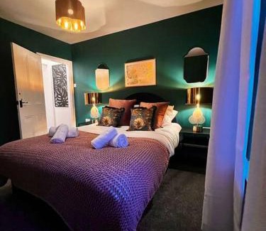 Pontrilas Casa | Canalside Terrace-Boutique Stay Worcester City