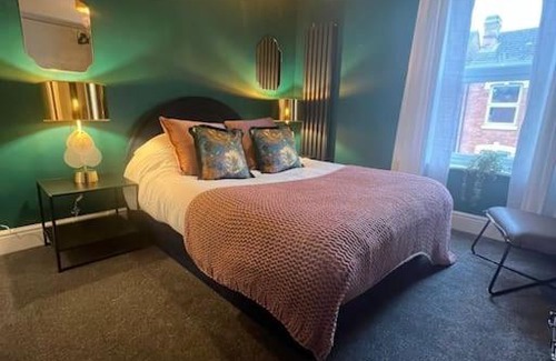 Pontrilas Casa | Canalside Terrace-Boutique Stay Worcester City
