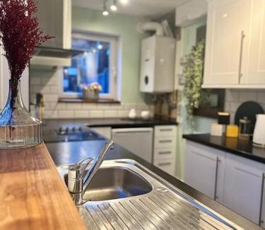 Pontrilas Casa | Canalside Terrace-Boutique Stay Worcester City