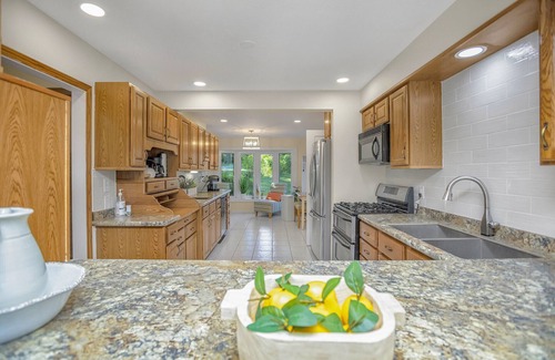 Edwardsburg Casa | Canary Cove: Cute Lake Home, Pontoon INCLUDED, near Notre Dame