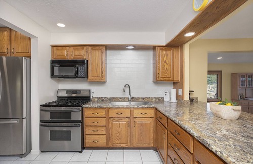 Edwardsburg Casa | Canary Cove: Cute Lake Home, Pontoon INCLUDED, near Notre Dame