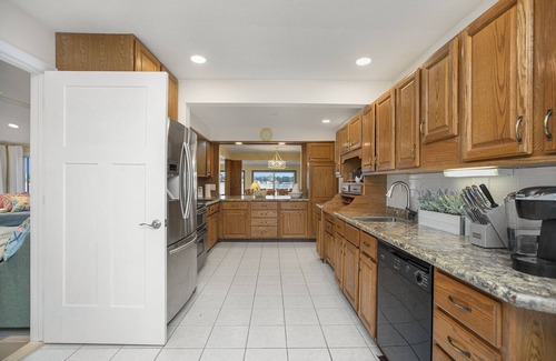 Edwardsburg Casa | Canary Cove: Cute Lake Home, Pontoon INCLUDED, near Notre Dame
