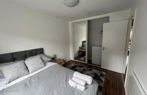 Island Gardens Apartamento | Canary Wharf Haven - Spacious & Homely Entire 1 Bedroom Flat