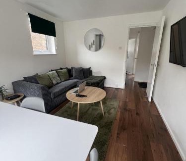 Island Gardens Apartamento | Canary Wharf Haven - Spacious & Homely Entire 1 Bedroom Flat