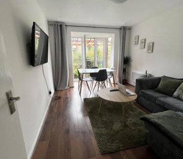 Island Gardens Apartamento | Canary Wharf Haven - Spacious & Homely Entire 1 Bedroom Flat