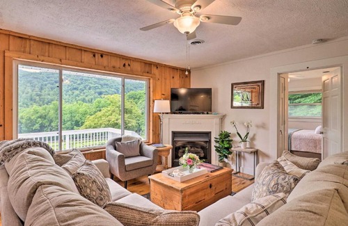 Candler Casa | Candler Cabin with Deck and Mount Pisgah Views!