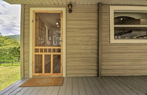 Candler Casa | Candler Cabin with Deck and Mount Pisgah Views!