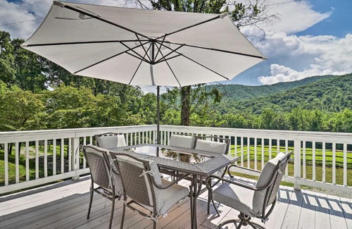Candler Casa | Candler Cabin with Deck and Mount Pisgah Views!
