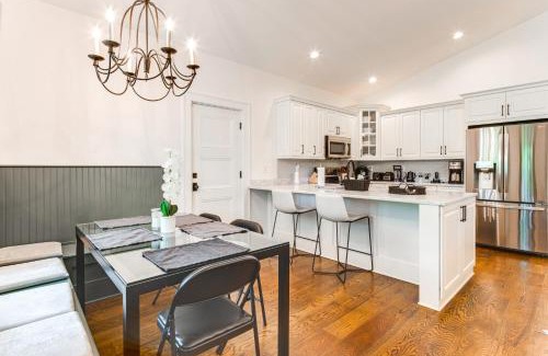 Candler Casa | Candler Cottage with Mountain Views and Deck