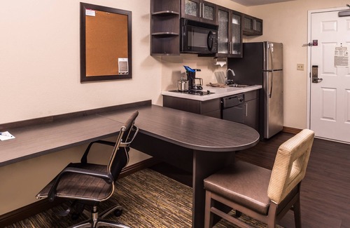 I-435 West KC-KS Hotel | Candlewood Suites Kansas City Speedway by IHG