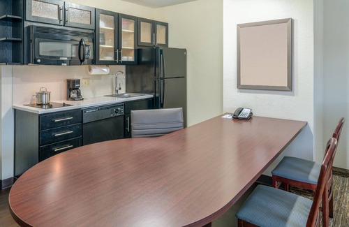 Fairfax Hotel | Candlewood Suites Washington-Fairfax by IHG