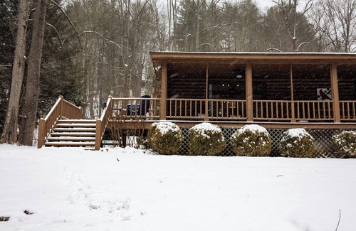 Burnsville Cabina | Cane River Cabin direct river front 3 bedroom 2 bath cabin.