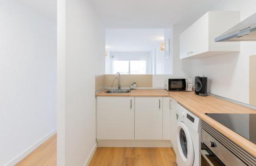 Canet de Berenguer Apartamento | Canet Seaview Gem: Pool & Beach Proximity