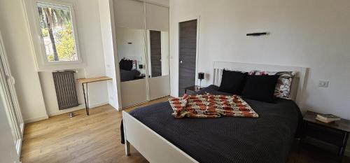 Cannes La Bocca Casa | Cannes Sea View, by Beach, Private Room in Shared 3-Bedroom Apartment, Private Bathroom & Balcony, Chambre avec salle de bain privative & balcon, chez l'habitant