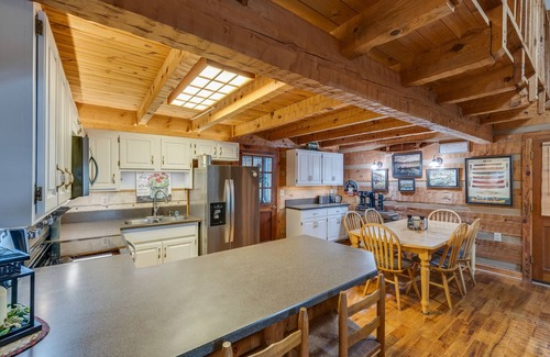 Piney Flats Cabina | CanoeCabin,Bring Watercraft,CoveredSlip@Marina