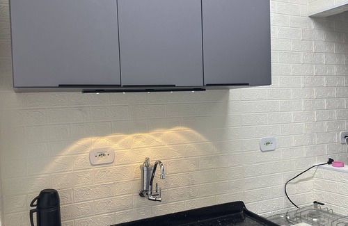 Canto do Forte Apartamento | Esquina de Fort ajuste a 50 metros de la playa 2 dormitorios, sala de estar, balcón, cocina.