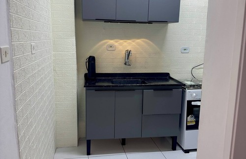 Canto do Forte Apartamento | Esquina de Fort ajuste a 50 metros de la playa 2 dormitorios, sala de estar, balcón, cocina.