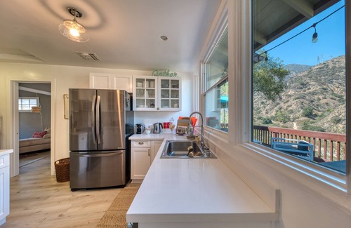 Mount Wilson Casa | "Canyons Edge"- a unique home surrounded by nature