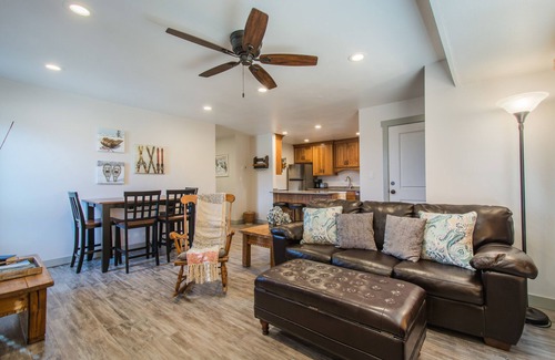 South Snyderville Basin Condominio | Vista de los cañones 20: Park City Canyons: Muy bien actualizado, 2 habitaciones, 2 baños. Caminata hasta el ascensor de cabriolet