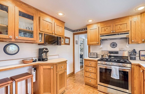Centerville Casa | CAPE COD AT IT'S BEST 4 BDRM,2.5 BATH CENTERVILLE VILLAGE HOME. PET FRIENDLY, DOGS UNDER 20 POUNDS.