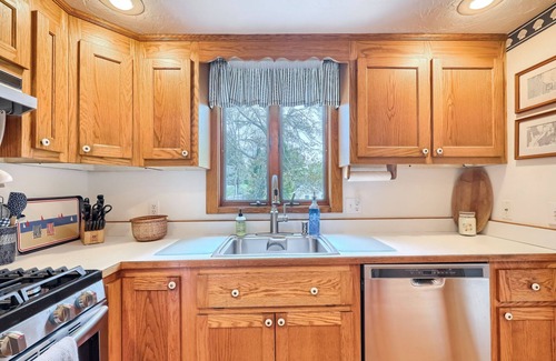 Centerville Casa | CAPE COD AT IT'S BEST 4 BDRM,2.5 BATH CENTERVILLE VILLAGE HOME. PET FRIENDLY, DOGS UNDER 20 POUNDS.