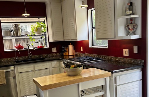 Arch Beach Heights Casa | "Cape Cod Beach-House" Panoramic Ocean View w/Hot Tub-5 min to Beach