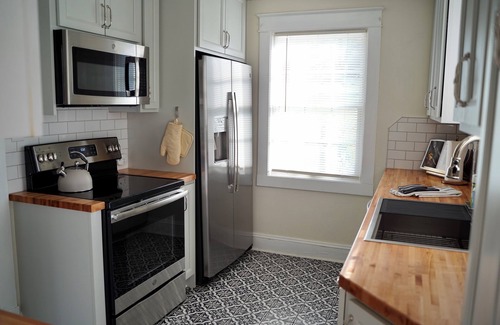Lynchburg Casa | Cape Cod Charmer-3 BEDROOMS/4 BEDS/2 BATHS-Close to Liberty U/Downtown/Hiking