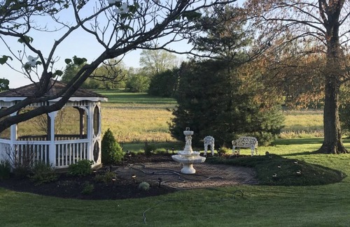 North Lawrence Cabaña | Cape Cod Cottage Apartment-king sized Sleep Number bed