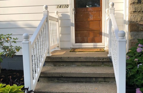 North Lawrence Cabaña | Cape Cod Cottage Apartment-king sized Sleep Number bed