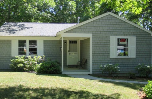Popponesset Casa | Cape Cod cottage with large yard, grill, outdoor shower - WiFi & washer/dryer