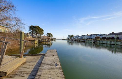 West Dennis Casa | Cape Cod Cottage with Private Dock on Bass River