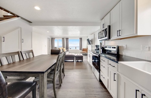 Waldport Cabaña | Cape Cod Cottages 4: Oceanfront with hot tub!