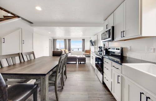 Waldport Cabaña | Cape Cod Cottages #5 - Oceanfront with Hot Tub!