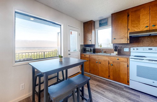 Edgewater Shores Cabaña | Cape Cod Cottages #9 - Beachfront with Hot Tub!